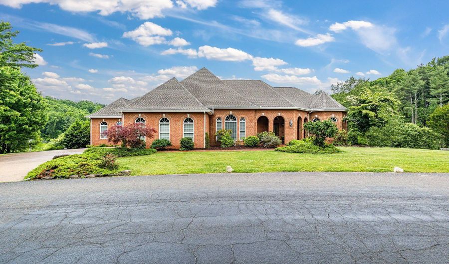 21390 Sheffield Ct, Abingdon, VA 24210 - 4 Beds, 4 Bath