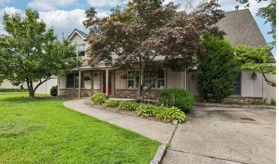 40 North Cir, Aberdeen, NJ 07747 - 5 Beds, 4 Bath