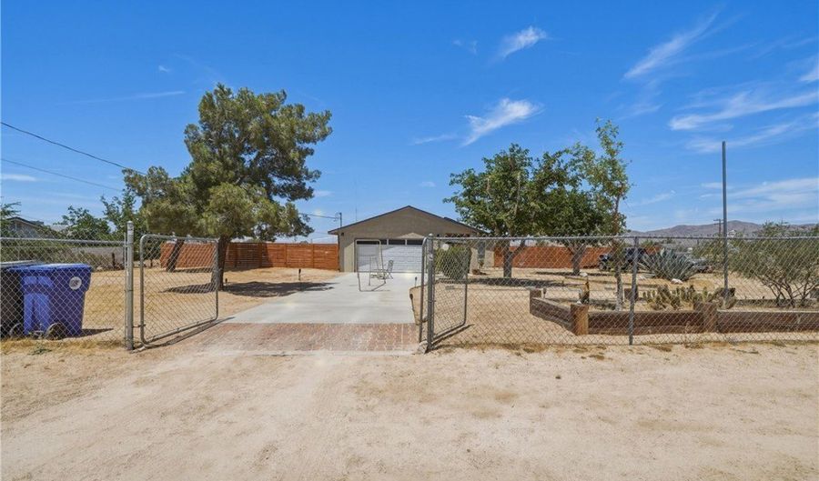 23560 Tussing Rnch, Apple Valley, CA 92308 - 3 Beds, 2 Bath
