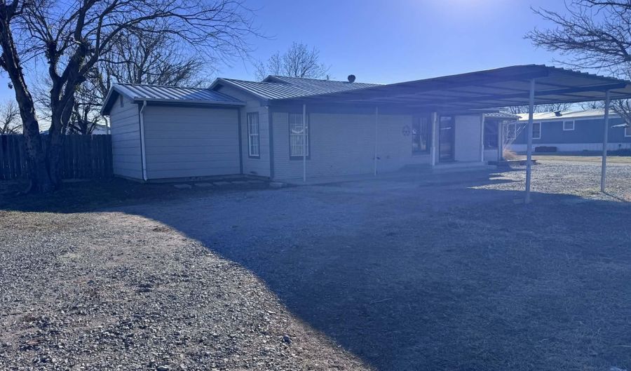 108 E SOUTH St, Archer City, TX 76351 - 4 Beds, 2 Bath
