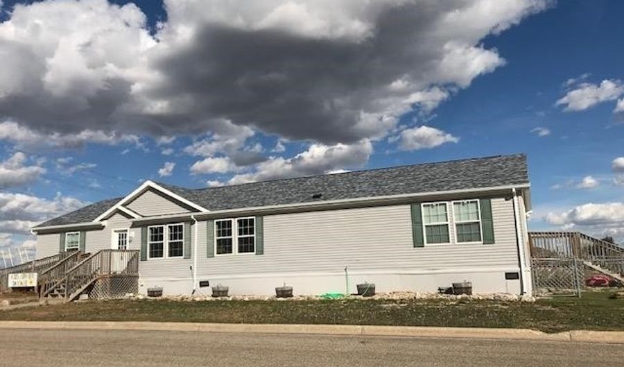 508 NW 1st St, Stanley, ND 58784 - 1 Beds, 2 Bath