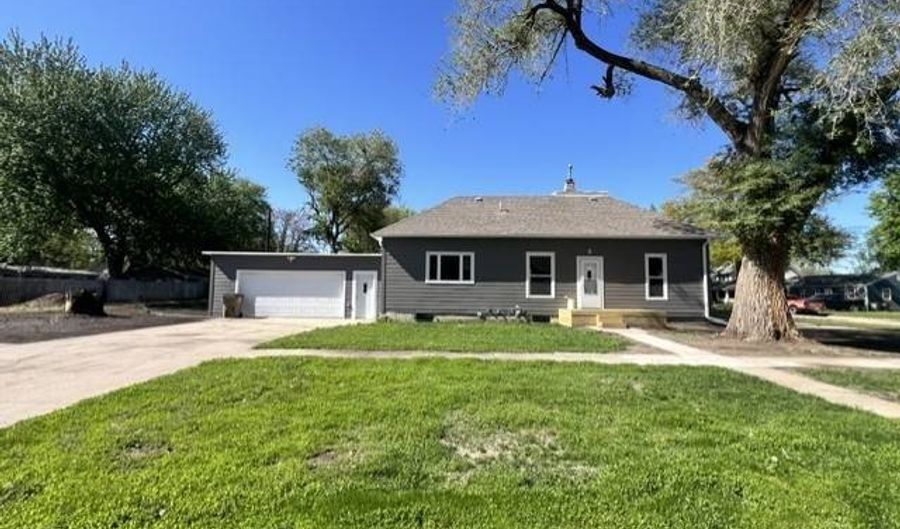 803 11th St, Aurora, NE 68818 - 2 Beds, 2 Bath