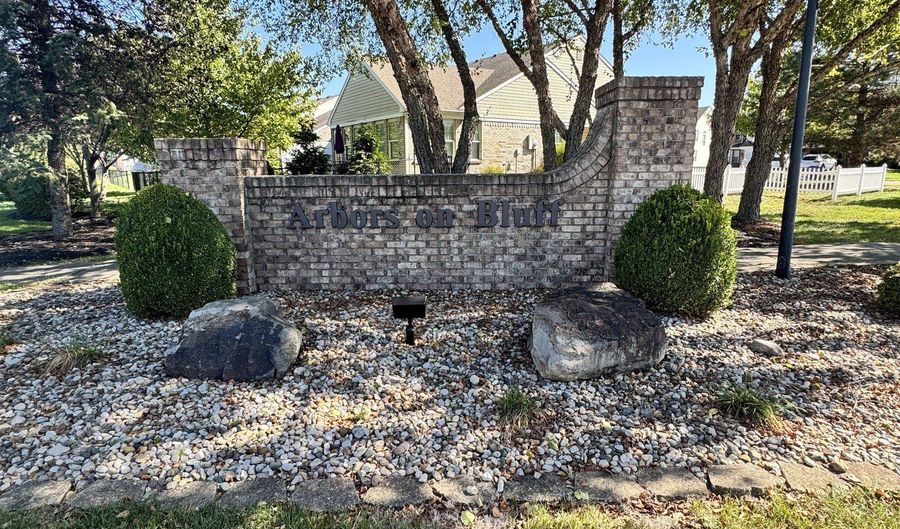 7327 Oak Knoll Dr, Indianapolis, IN 46217 - 2 Beds, 2 Bath