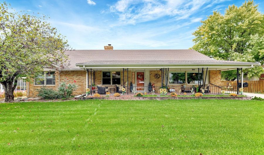 1707 Sunset Dr, Augusta, KS 67010 - 3 Beds, 3 Bath