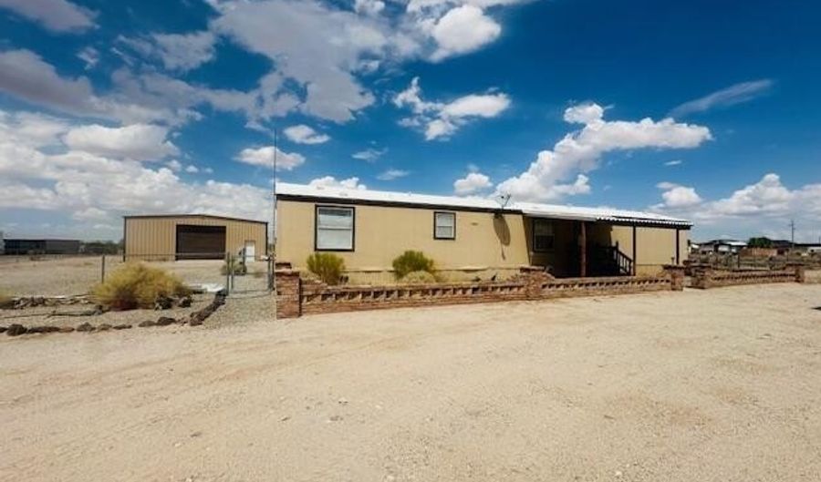 44357 Cactus St, Bouse, AZ 85325 - 3 Beds, 2 Bath