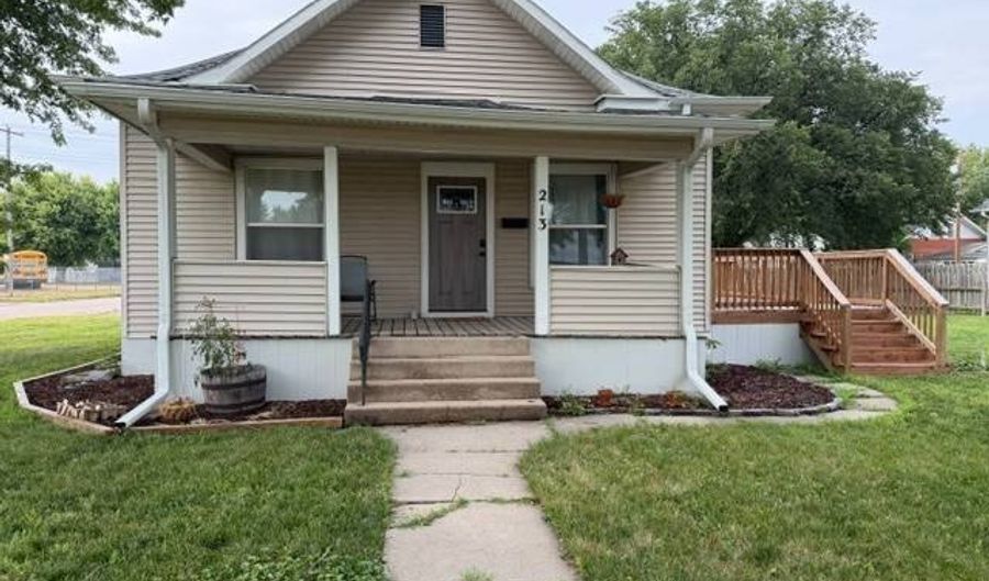 213 M St, Aurora, NE 68818 - 3 Beds, 2 Bath
