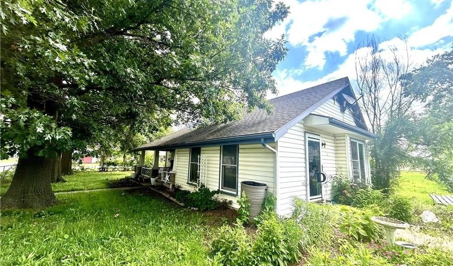 617 N Houston St, Adrian, MO 64720 - 3 Beds, 1 Bath