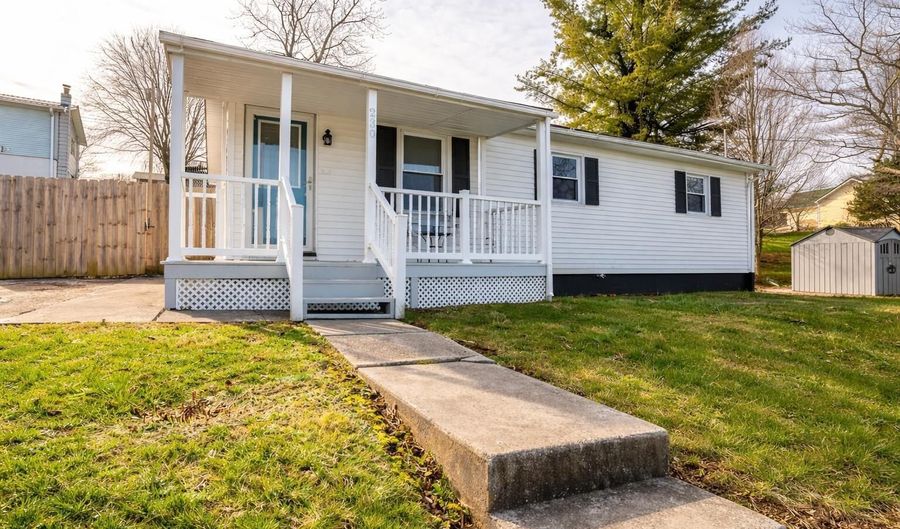 230 Madison St, Abingdon, VA 24210 - 3 Beds, 1 Bath