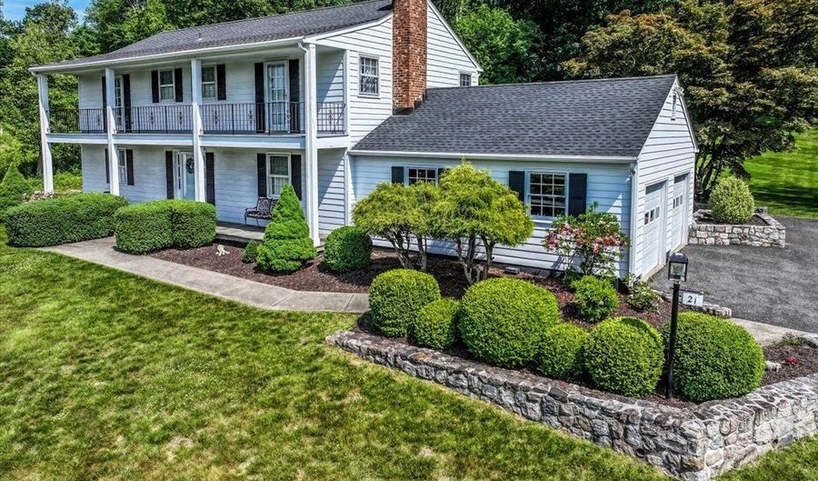 21 White Pine Dr, Brookfield, CT 06804 - 4 Beds, 3 Bath