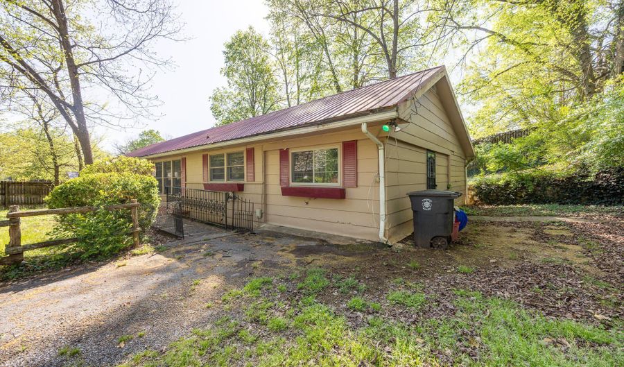307 W College St, Athens, TN 37303 - 3 Beds, 2 Bath
