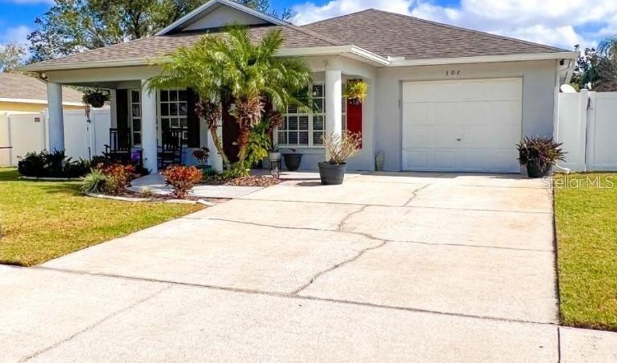 307 DIAMOND RIDGE Blvd, Auburndale, FL 33823 - 3 Beds, 2 Bath