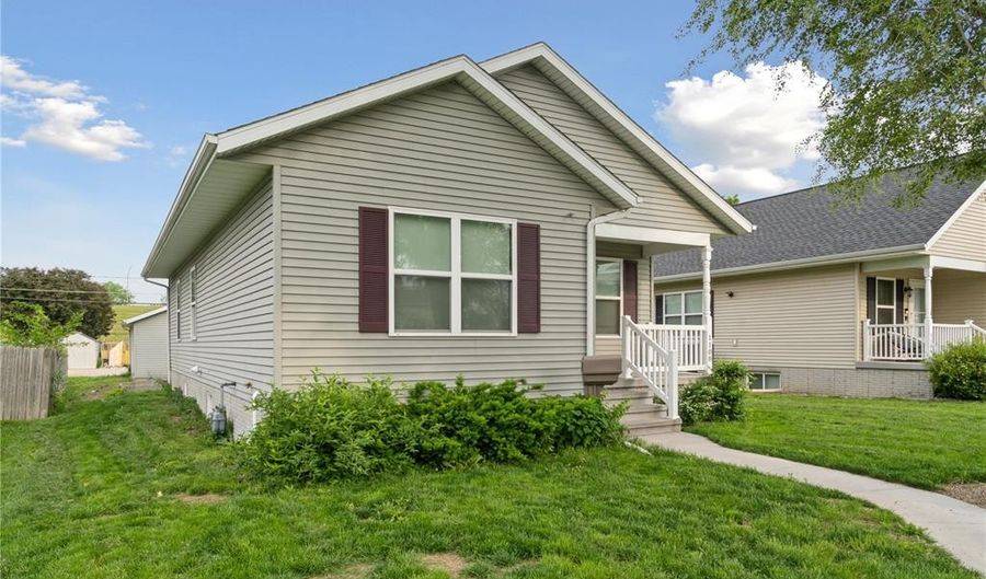 1108 K St SW, Cedar Rapids, IA 52404 - 4 Beds, 3 Bath