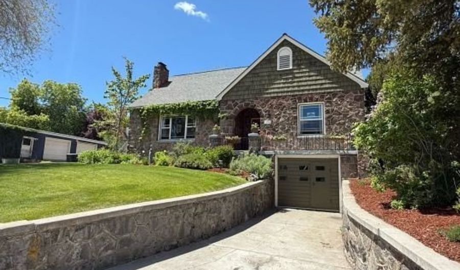 101 N West A St, Alturas, CA 96101 - 2 Beds, 2 Bath