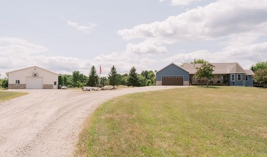 9199 50th St NW, Annandale, MN 55302 - 5 Beds, 3 Bath