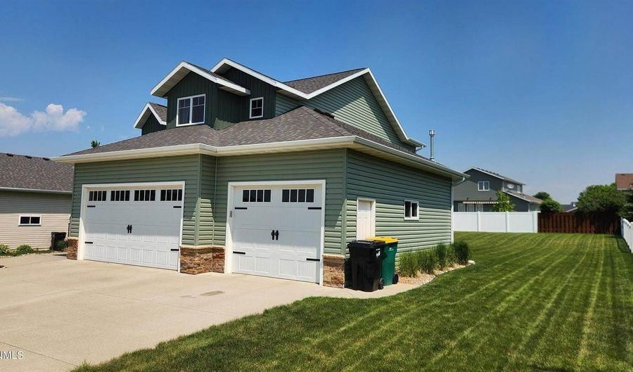 518 Medora Ave, Bismarck, ND 58503 - 3 Beds, 4 Bath