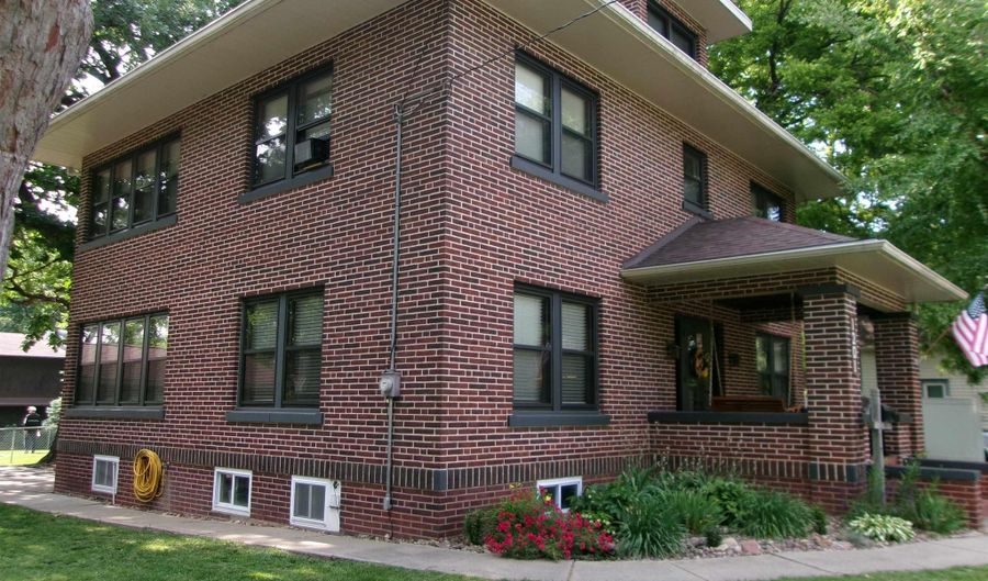 1201 Locust St, Atlantic, IA 50022 - 4 Beds, 2 Bath