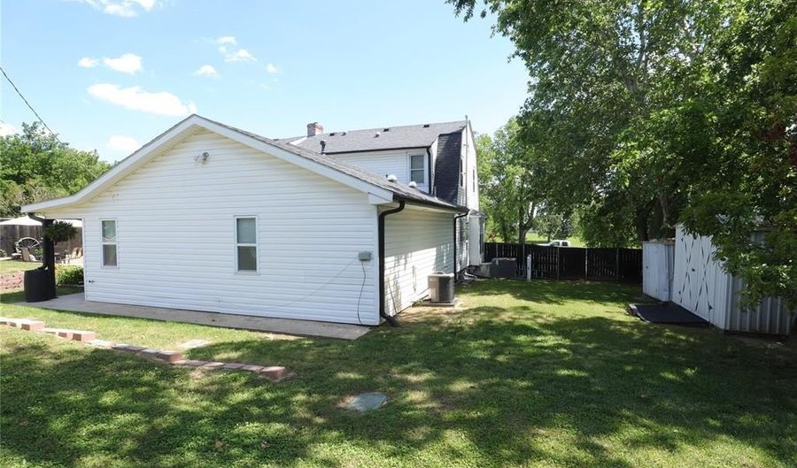 722 E 18th St, Ada, OK 74820 - 4 Beds, 3 Bath