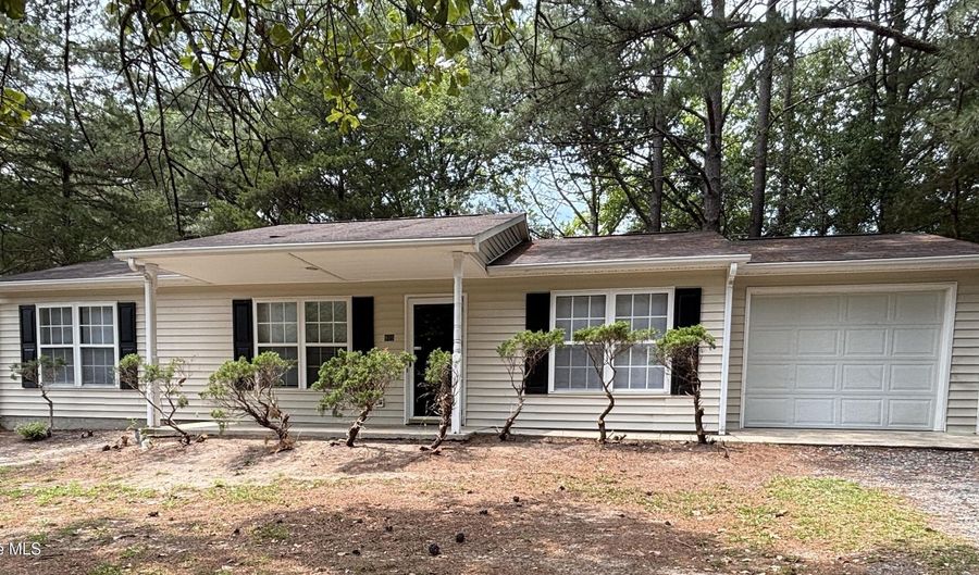 805 N Sycamore St, Aberdeen, NC 28315 - 3 Beds, 2 Bath