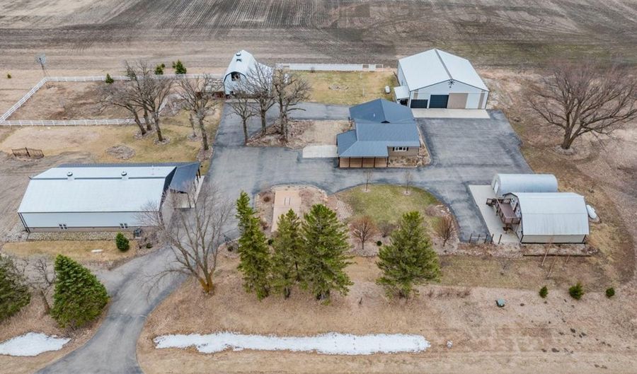 90917 240th St, Austin, MN 55912 - 2 Beds, 3 Bath