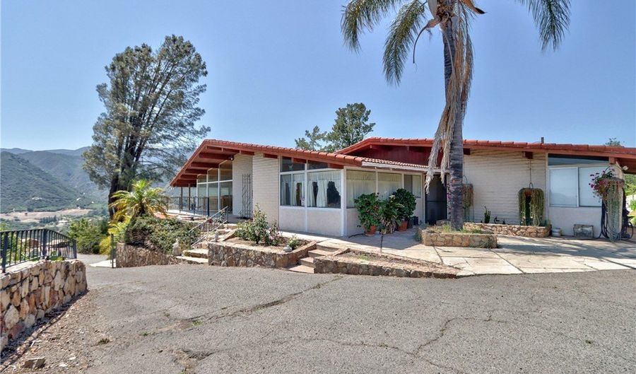 39435 De Luz Rd, Fallbrook, CA 92028 - 3 Beds, 2 Bath