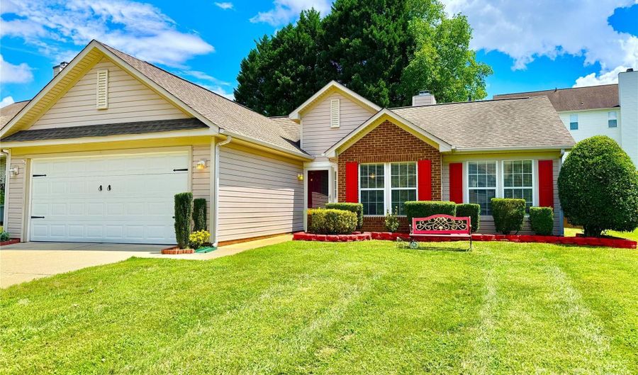 9420 Monarda Ct, Charlotte, NC 28216 - 3 Beds, 2 Bath