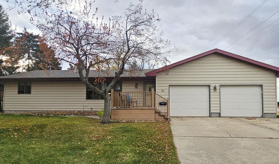 204 NE 21st Ave, Aberdeen, SD 57401 - 3 Beds, 2 Bath