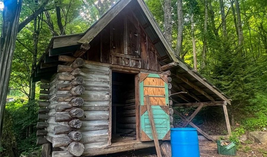 5539 NC 105 Hwy, Banner Elk, NC 28604 - 2 Beds, 1 Bath
