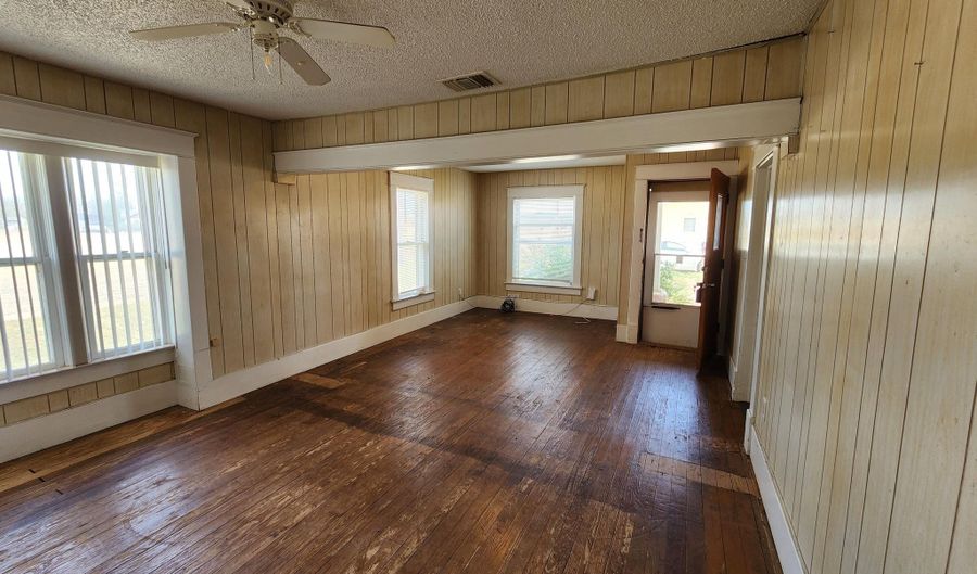 911 Ave. E St, Abernathy, TX 79311 - 3 Beds, 1 Bath