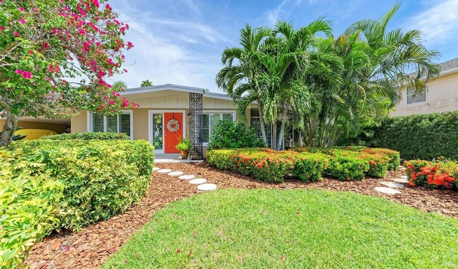 136 CRESCENT Dr, Anna Maria, FL 34216 - 2 Beds, 2 Bath