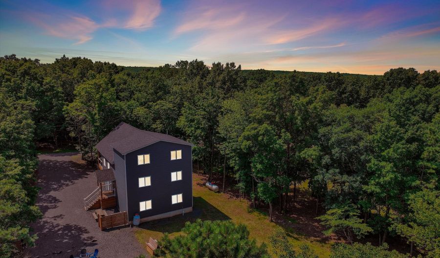 139 Lucretius Trl, Albrightsville, PA 18210 - 6 Beds, 3 Bath