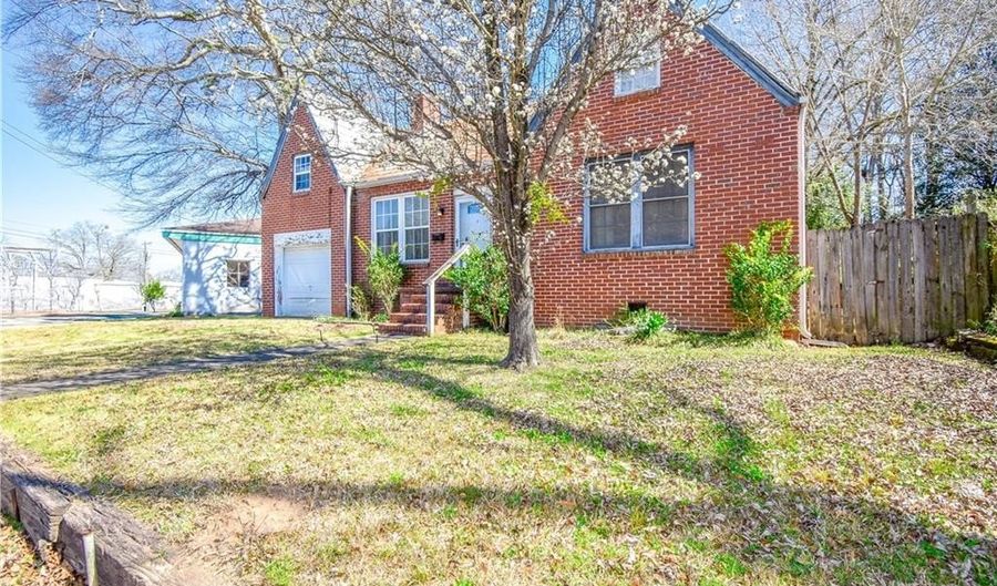 141 S CENTRAL Ave, Alexander City, AL 35010 - 4 Beds, 2 Bath
