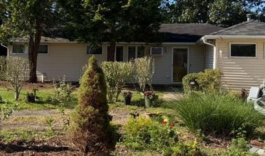 7 Swartout Pl, Amityville, NY 11701 - 4 Beds, 2 Bath