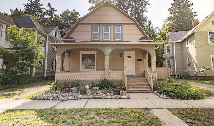 422 S Winter, Adrian, MI 49221 - 3 Beds, 2 Bath