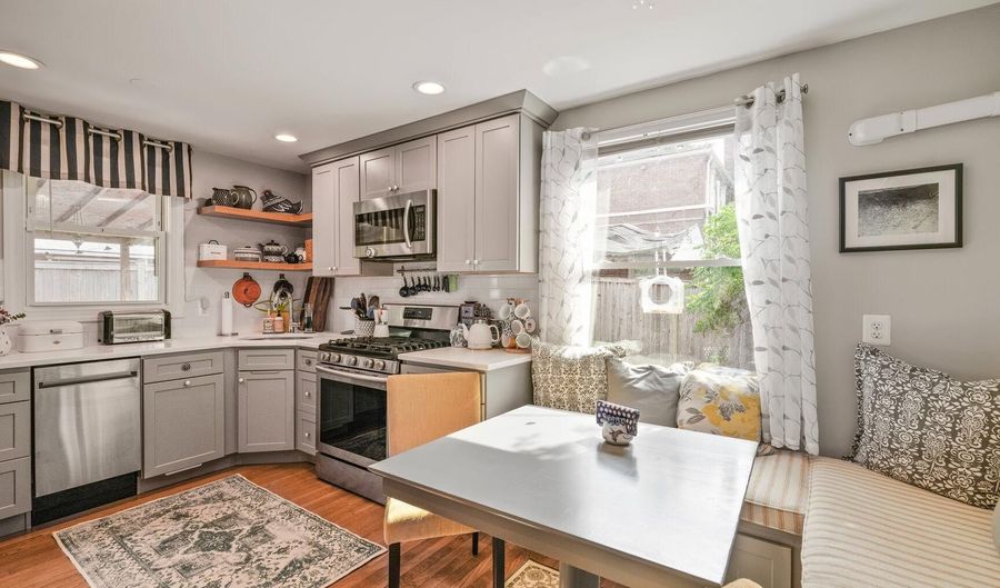 2422 S OAKLAND St, Arlington, VA 22206 - 2 Beds, 2 Bath