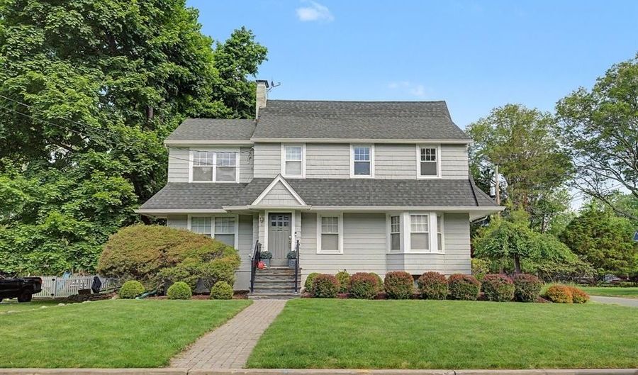 26 George St, Allendale, NJ 07401 - 3 Beds, 3 Bath