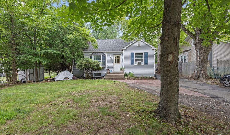228 Saddle River Rd, Airmont, NY 10952 - 4 Beds, 2 Bath