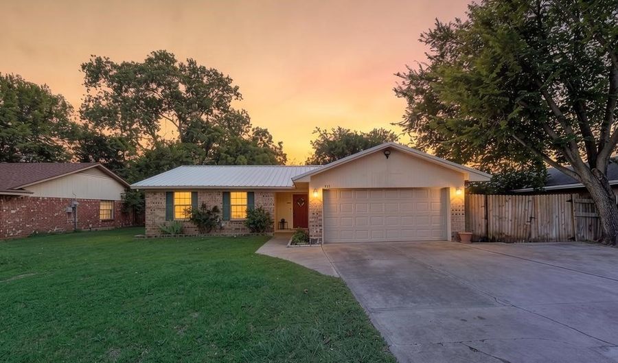 802 N Spears St, Alvarado, TX 76009 - 3 Beds, 2 Bath