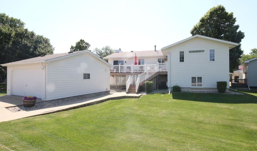 3 Linda Ln, Aberdeen, SD 57401 - 4 Beds, 3 Bath