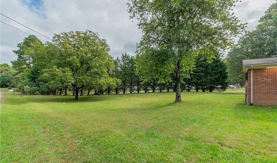 272 Cheyenne Cir, Asheboro, NC 27205 - 2 Beds, 1 Bath