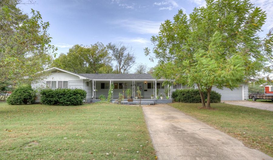 2205 Lincoln Ave, Baxter Springs, KS 66713 - 4 Beds, 2 Bath