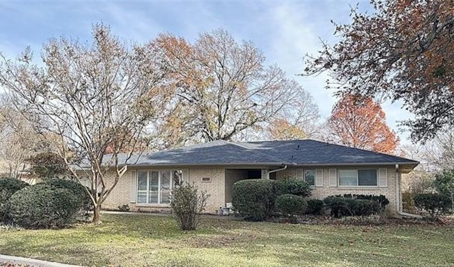814 Pershing E, Ardmore, OK 73401 - 4 Beds, 2 Bath