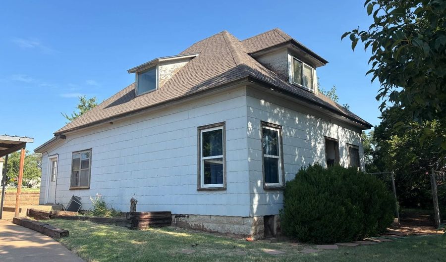 1005 10th St, Alva, OK 73717 - 4 Beds, 2 Bath