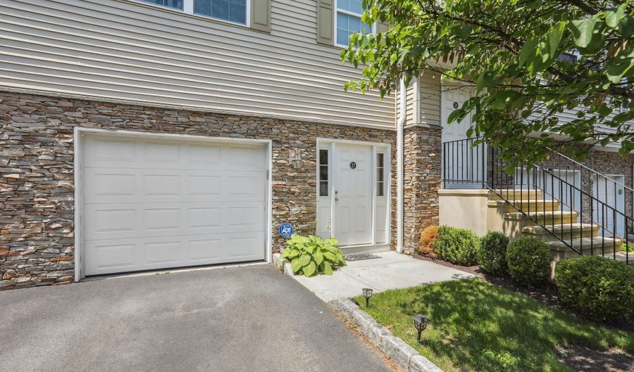 27 Riverview Ct 27, Brookfield, CT 06804 - 2 Beds, 2 Bath