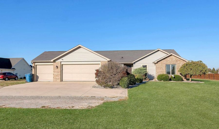 4562 County Road 35, Auburn, IN 46706 - 3 Beds, 2 Bath