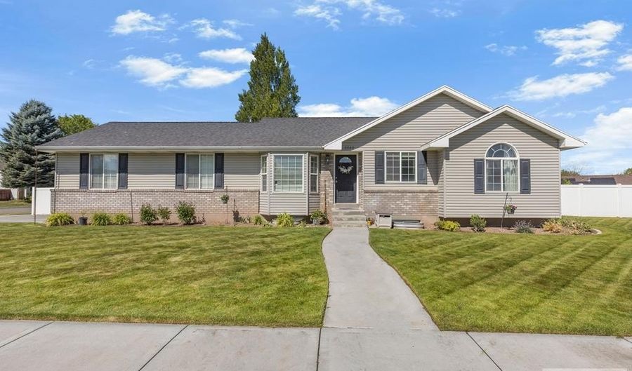 3840 Summerwood Ln, Ammon, ID 83406 - 5 Beds, 3 Bath