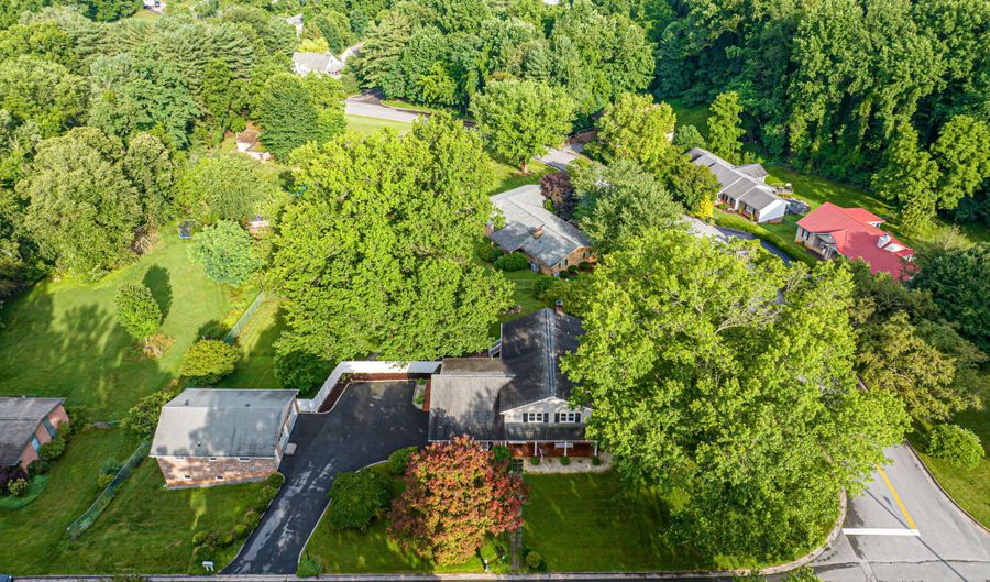 142 NE Hillside Dr, Abingdon, VA 24210 - 4 Beds, 4 Bath