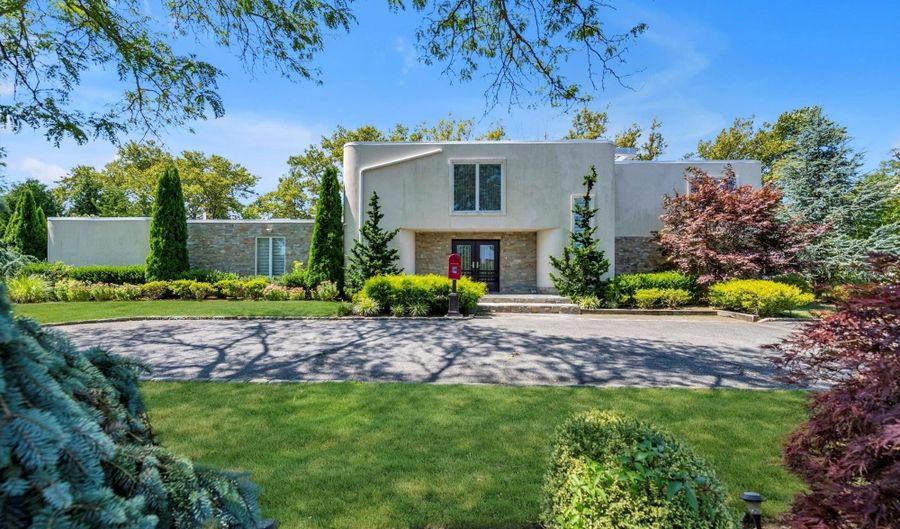 10 Macy Dr, Hewlett Bay Park, NY 11557 - 5 Beds, 5 Bath