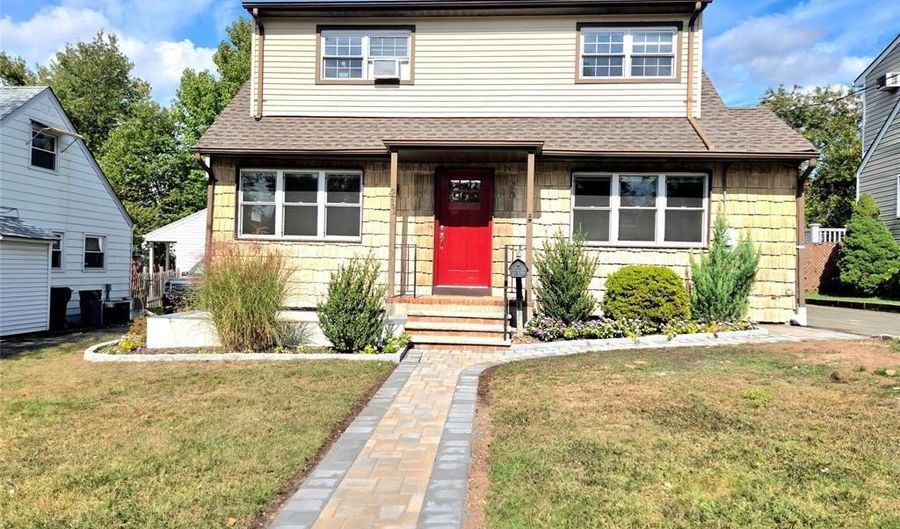 211 New Jersey Ave, Bergenfield, NJ 07621 - 4 Beds, 2 Bath