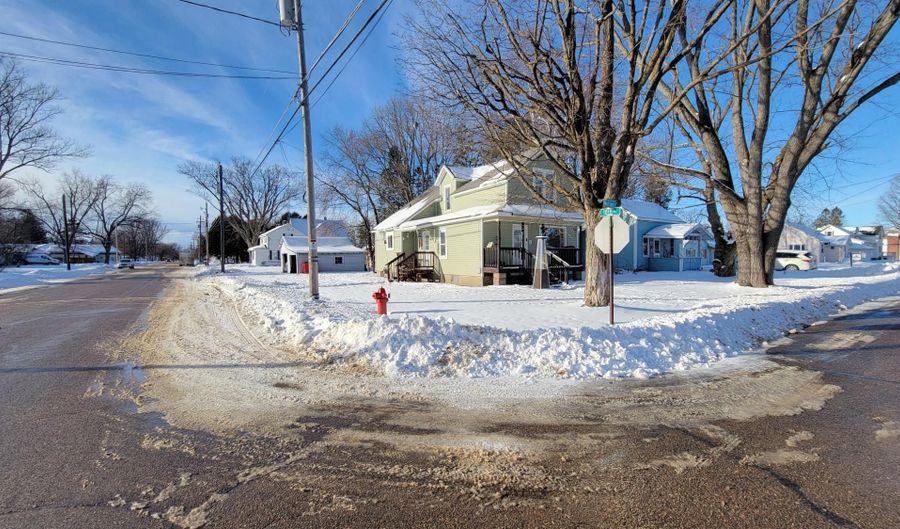 206 10TH Ave, Antigo, WI 54409 - 2 Beds, 2 Bath