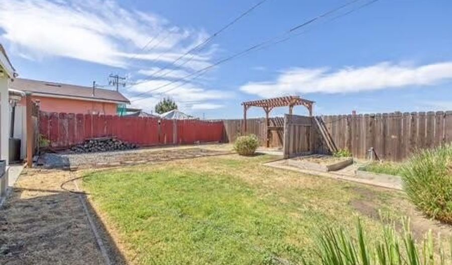 11428 Redwood St, Armona, CA 93202 - 3 Beds, 2 Bath